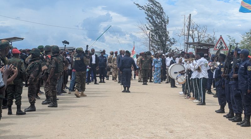 Uvira, Sud-Kivu: Après trois mois de mission officielle à Kinshasa, le professeur Jean-Jacques PURUSI, Chef de l’exécutif provincial du Sud-Kivu a regagné sa juridiction.