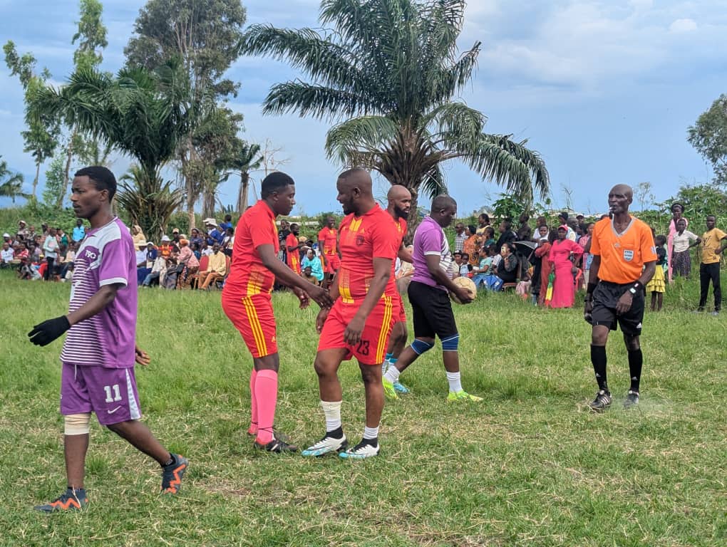 Match de cohésion sociale à Uvira : les papas Catholiques s&rsquo;inclinent devant les prêtres et les frères œuvrant dans la zone pastorale d&rsquo;Uvira