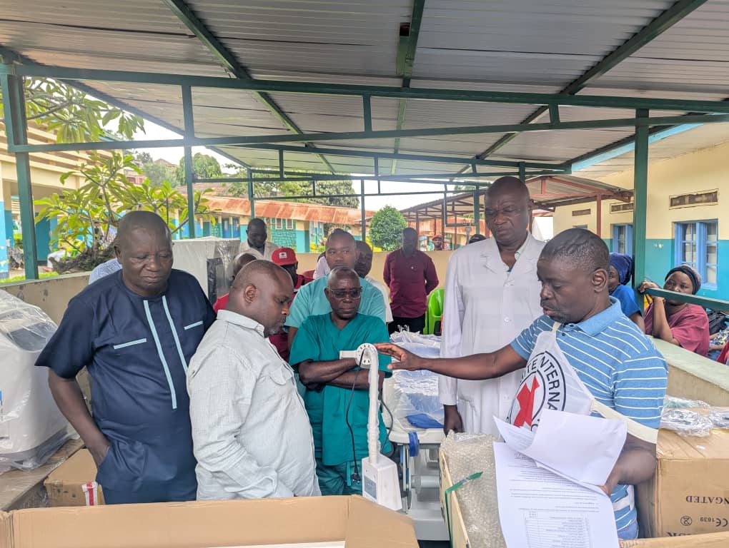 Défis des violences armées dans le Sud-Kivu : Le CICR renforce les capacités de l’HGR Uvira avec un don crucial de matériel médical pour la prise en charge des blessés par arme.