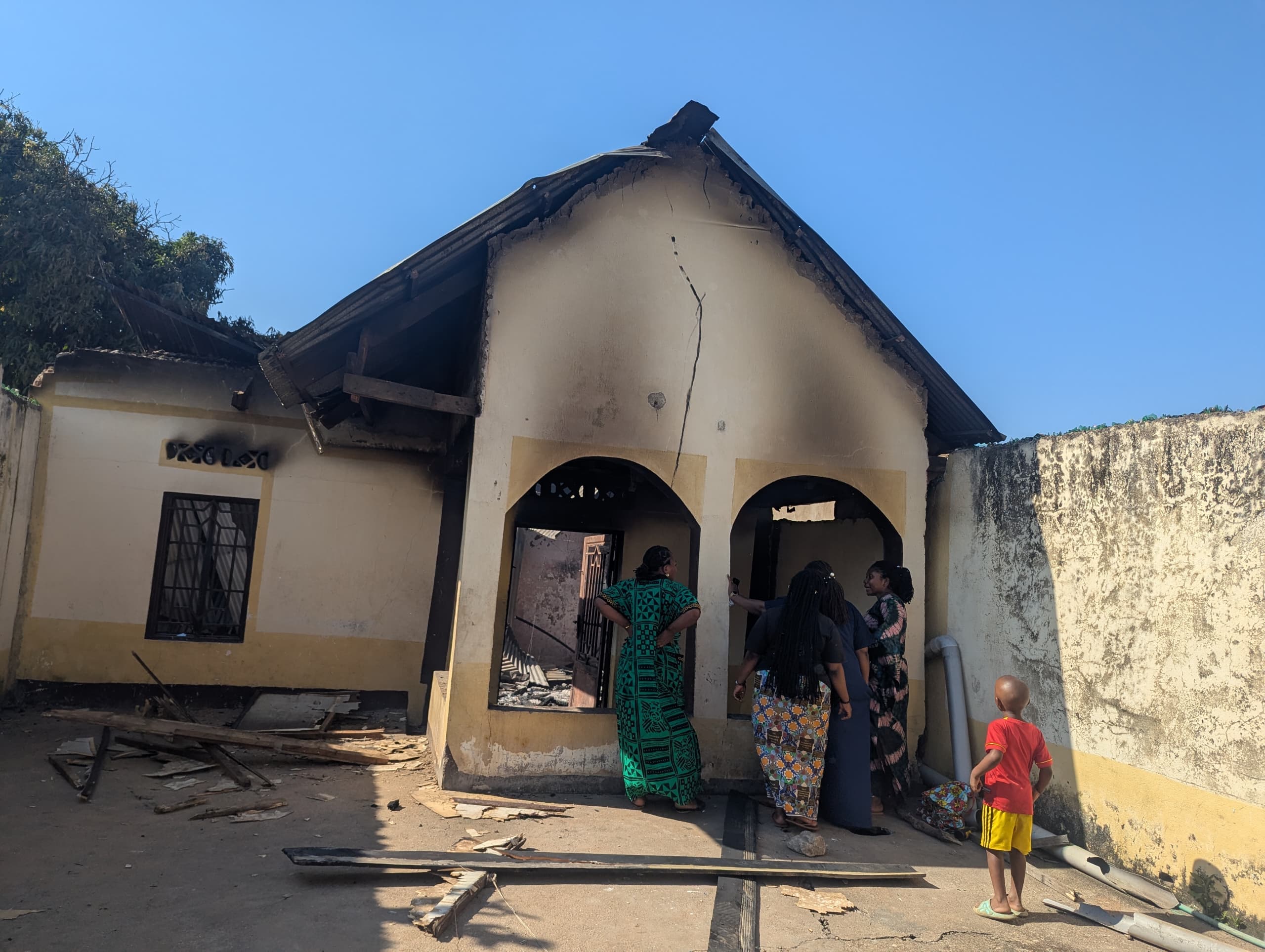 Uvira : un violent incendie ravage une maison au quartier Nyamianda. Aucune perte en vies humaines