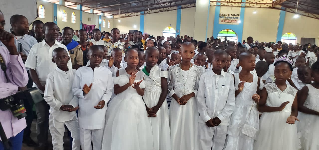 Paroisse Saints Anges Gardiens de Nyamian: 187 Enfants reçoivent leur Première Communion à l&rsquo;occasion de la Solennité du Saint-Sacrement