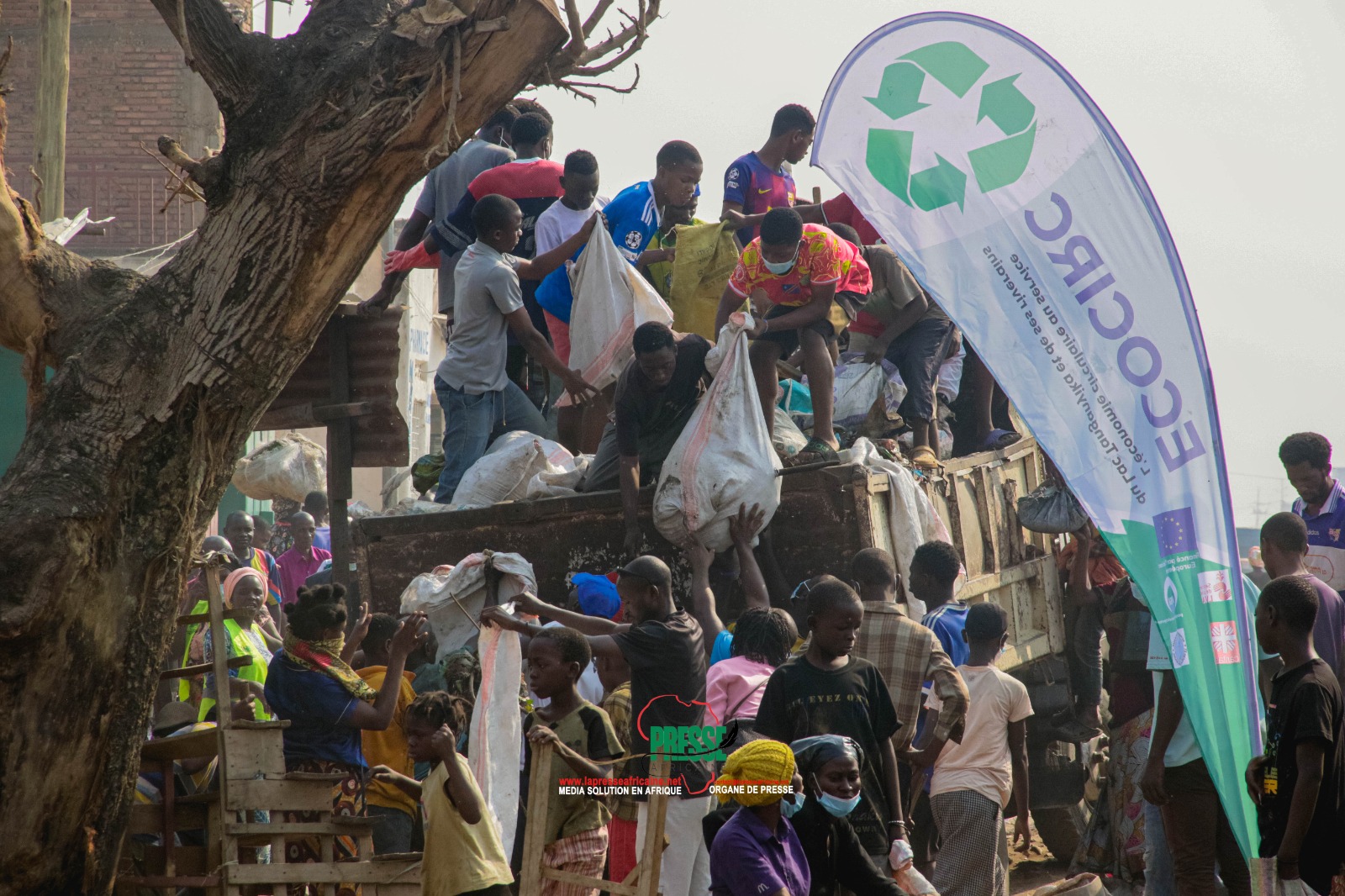 uvira les riverains de Kalimabenge se mobilisent pour sauver le lac Tanganyika de la pollution.