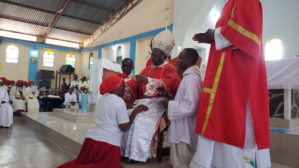 Diocèse d’Uvira l&rsquo;évêque confère le sacrement de confirmation à 43 persnonnes de la paroisse de Nyamianda.